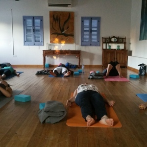 yoga-studio-with-people
